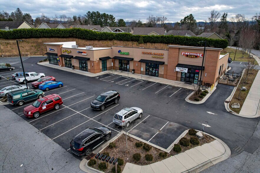 More Photos Of 58 Weaver Village Way, Weaverville Freestanding For Lease