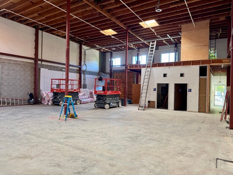 More Photos Of 305 Old County Rd, San Carlos Warehouse For Lease