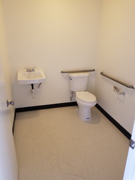 More Photos Of 190 N Arrowhead Ave, Rialto Warehouse For Lease