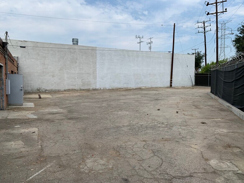 More Photos Of 11606 W Higgins St, North Hollywood Warehouse For Lease