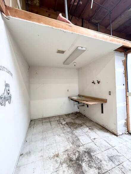 More Photos Of 209 Kenroy Ln, Roseville Warehouse For Sale