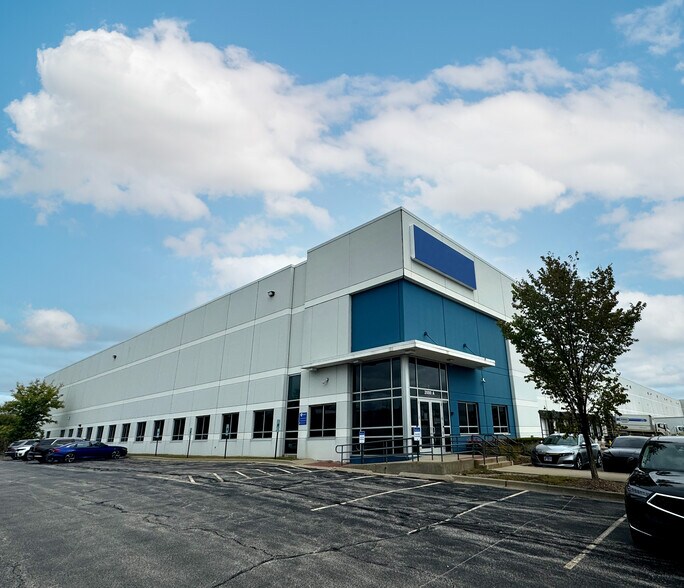 Primary Photo Of 2000 Arthur Ave, Elk Grove Village Distribution For Lease