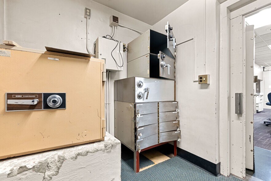 More Photos Of 1847-1855 Massachusetts Ave, Cambridge General Retail For Sale