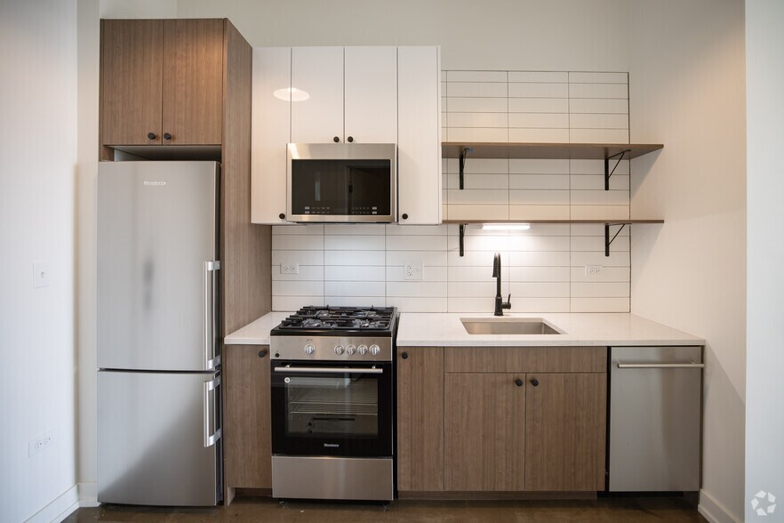 More Photos Of 1135 W Winona St, Chicago Apartments For Lease