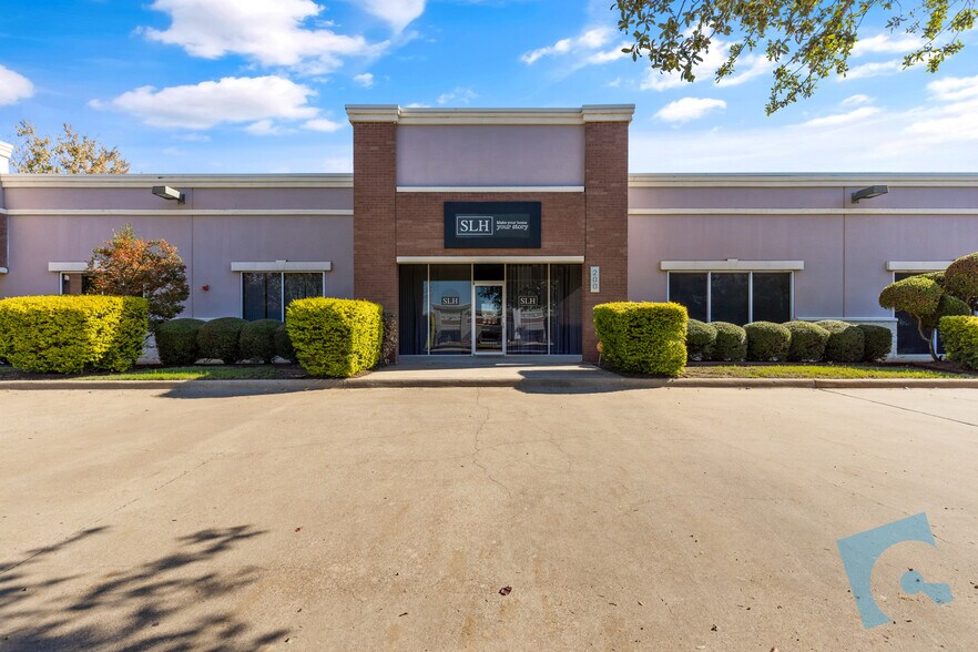 More Photos Of 545 S Nolen Dr, Southlake Showroom For Lease