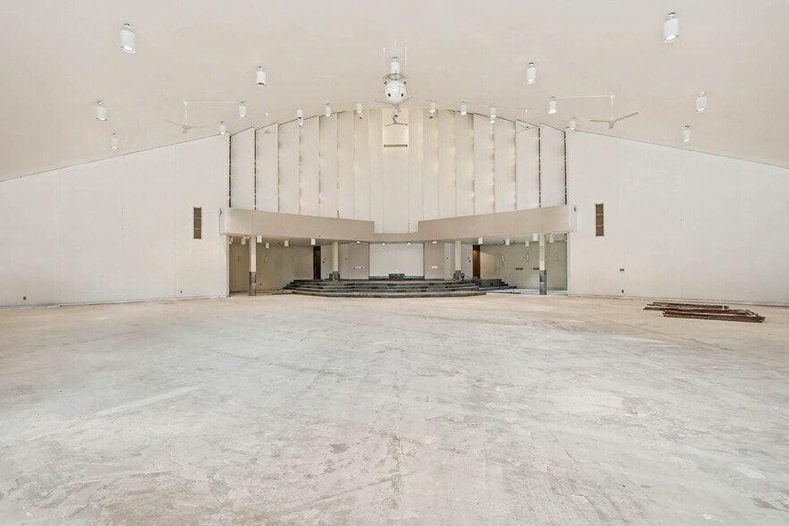 More Photos Of 511 W Cornell St, Saginaw Lodge Meeting Hall For Sale