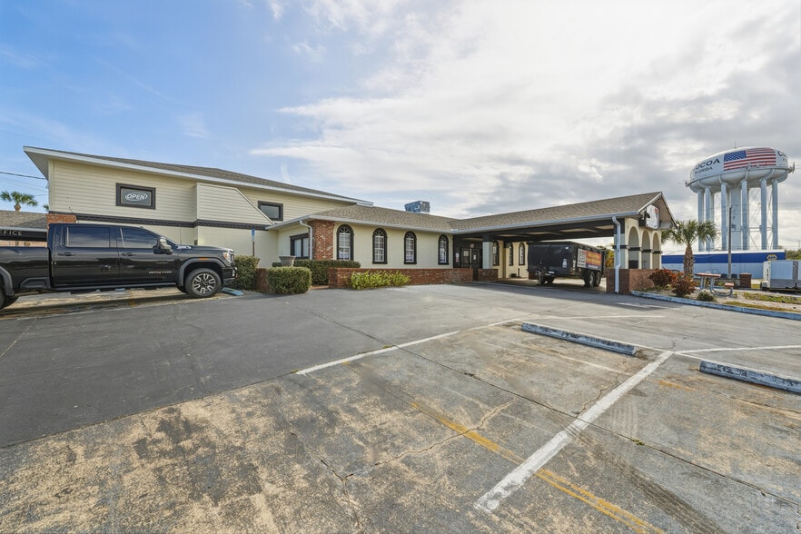 More Photos Of 300 N Cocoa Blvd, Cocoa Restaurant For Lease