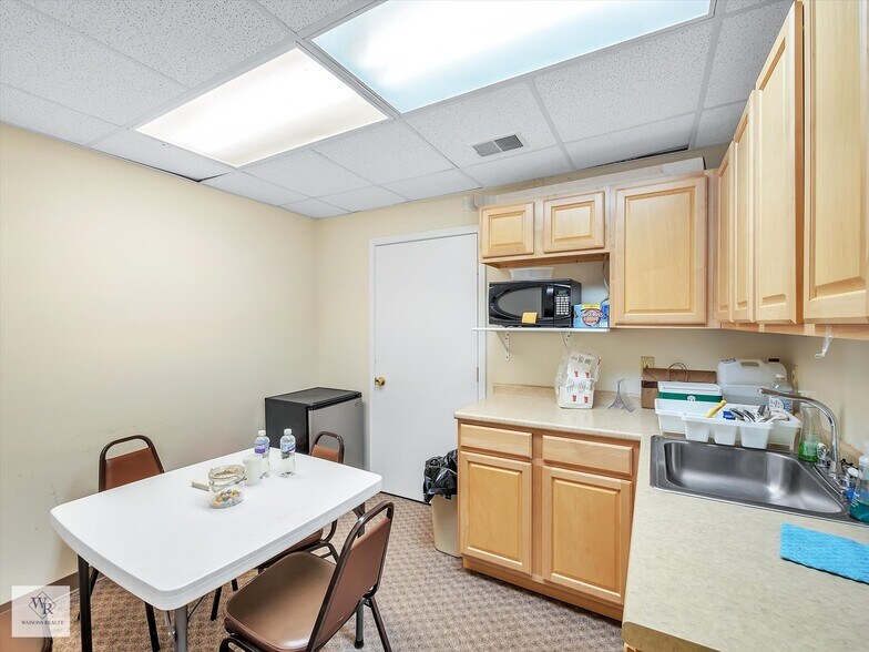 More Photos Of 25400-25430 Goddard Rd, Taylor Medical For Sale