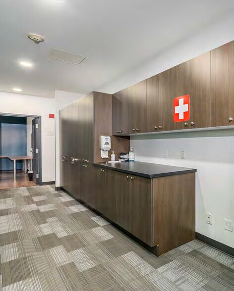 More Photos Of 3365-3367 Sainte-Anne Boul, Québec Office For Sale