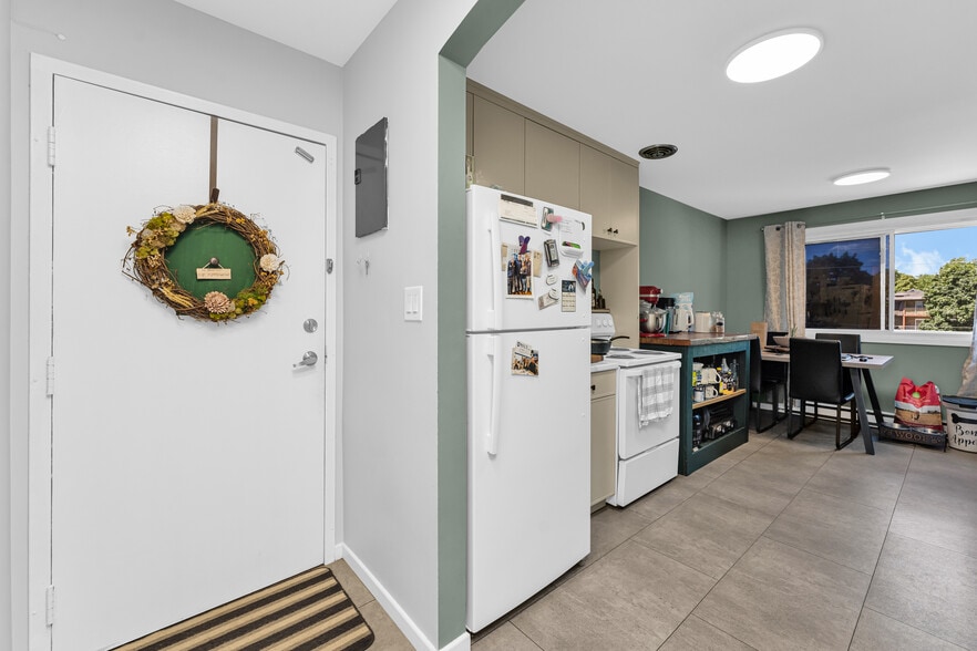 More Photos Of 109 Division St N, Kingsville Apartments For Sale
