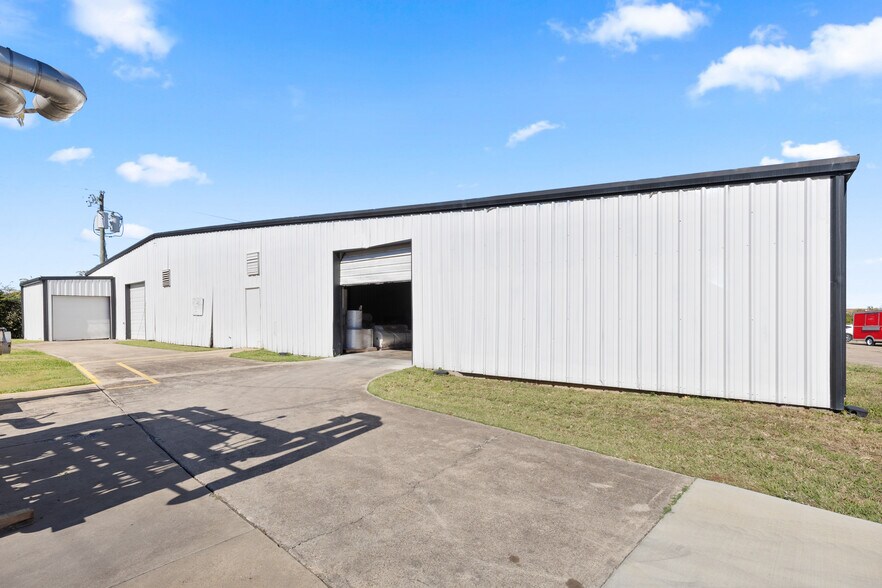 More Photos Of 1200 N Commercial Blvd, Arlington Warehouse For Sale