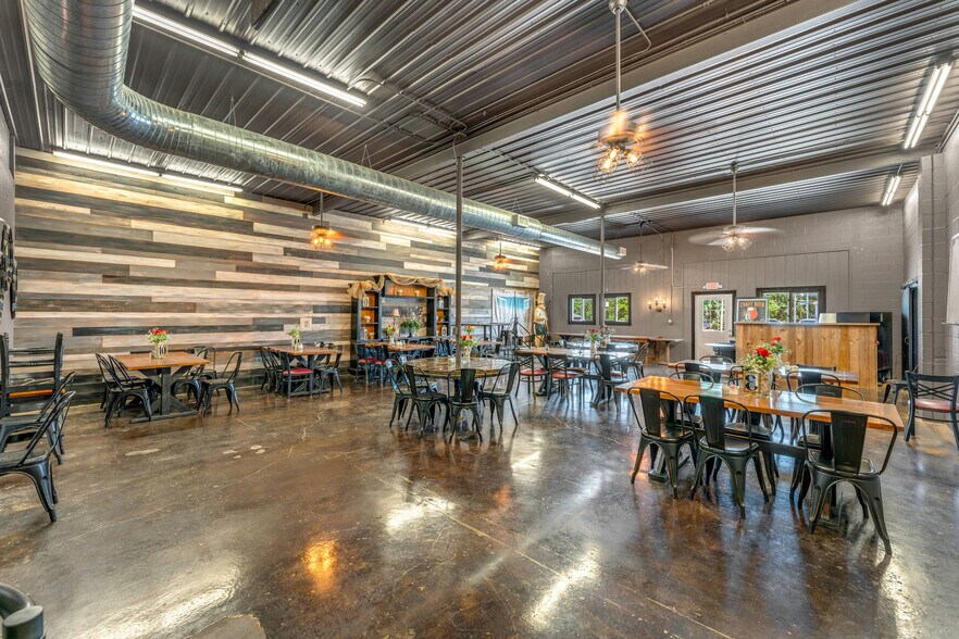 More Photos Of 601 Arizona Ave, Holton General Retail For Sale