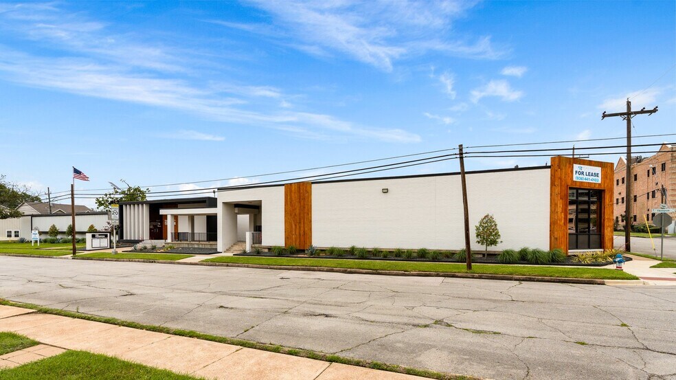 More Photos Of 702 N Thompson St, Conroe Office For Lease