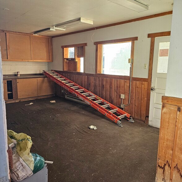 More Photos Of 116 Bay Dr, Great Falls Industrial For Sale