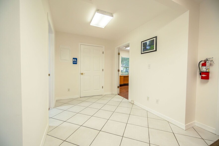 More Photos Of 18 NE 2nd Ave, Dania Beach Office For Sale