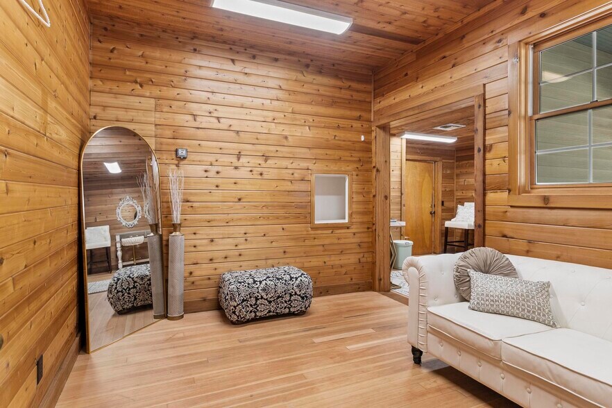 More Photos Of 109 E B St, Cedar Creek Freestanding For Sale