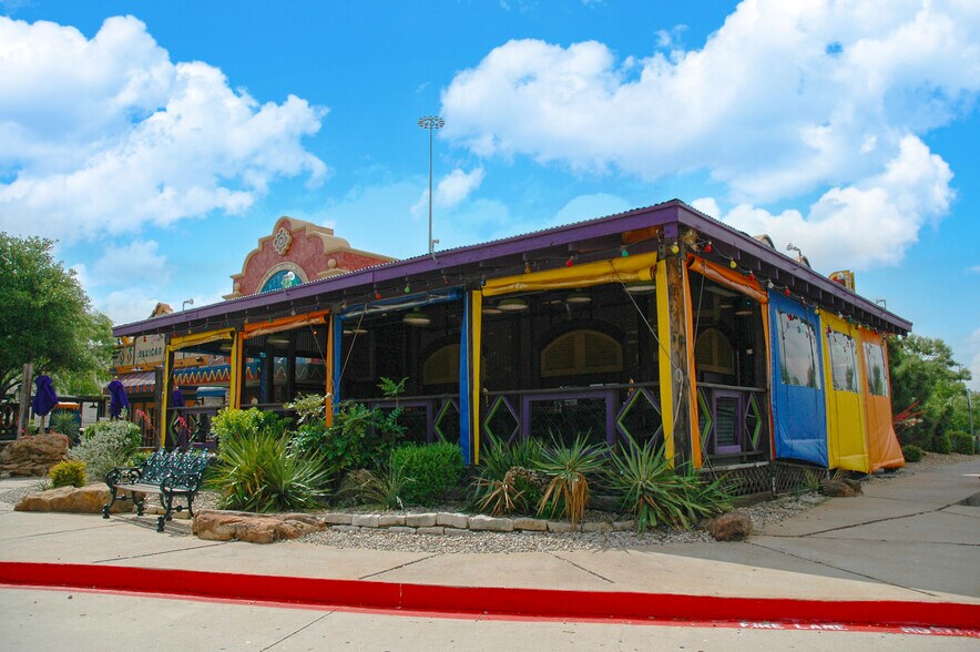 Primary Photo Of 2011 E Copeland Rd, Arlington Restaurant For Lease