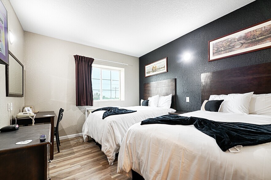 More Photos Of 110 S Main, Dilley Hotel For Sale