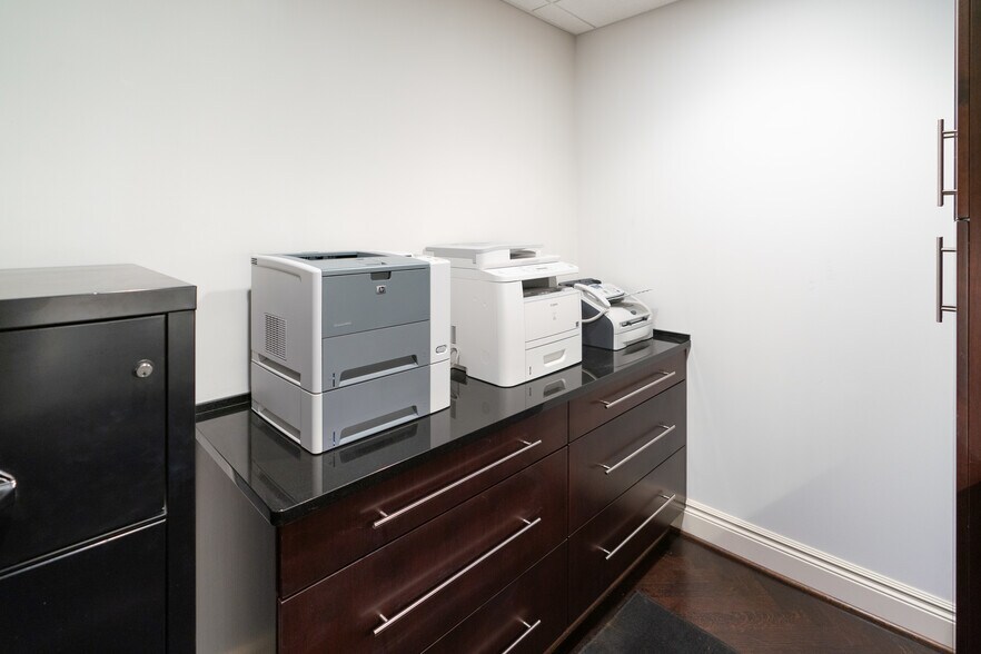 More Photos Of 112 Kercheval Ave, Grosse Pointe Farms Office Residential For Lease