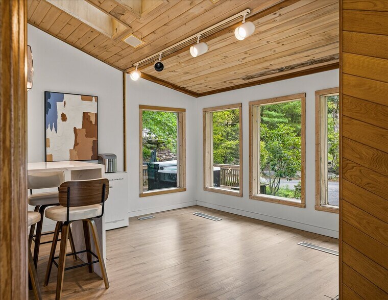 More Photos Of 112 Tawny Fox trl, East Stroudsburg Hospitality For Sale