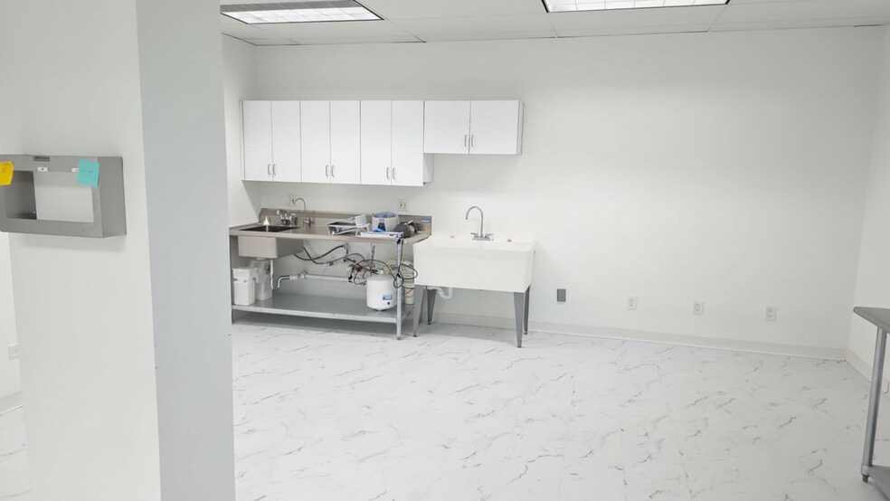 More Photos Of 1000 N North Branch St, Chicago Office For Lease