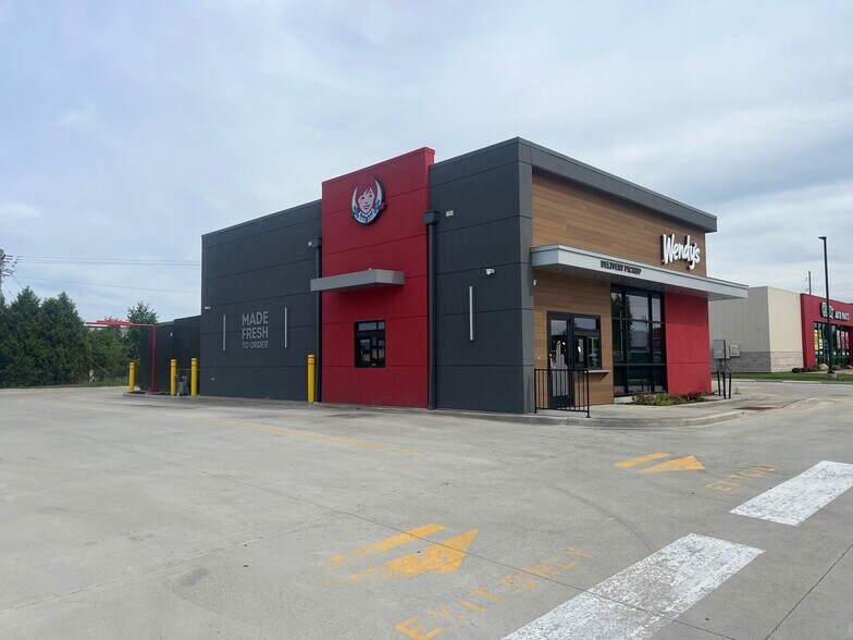 Primary Photo Of 805 WI-136, Baraboo Fast Food For Lease
