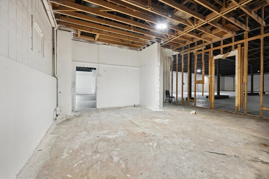 More Photos Of 969 Dixie Hwy, Rossford General Retail For Sale