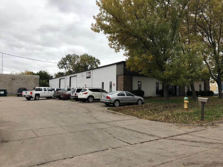More Photos Of 2100 E Ovid Ave, Des Moines Service For Lease
