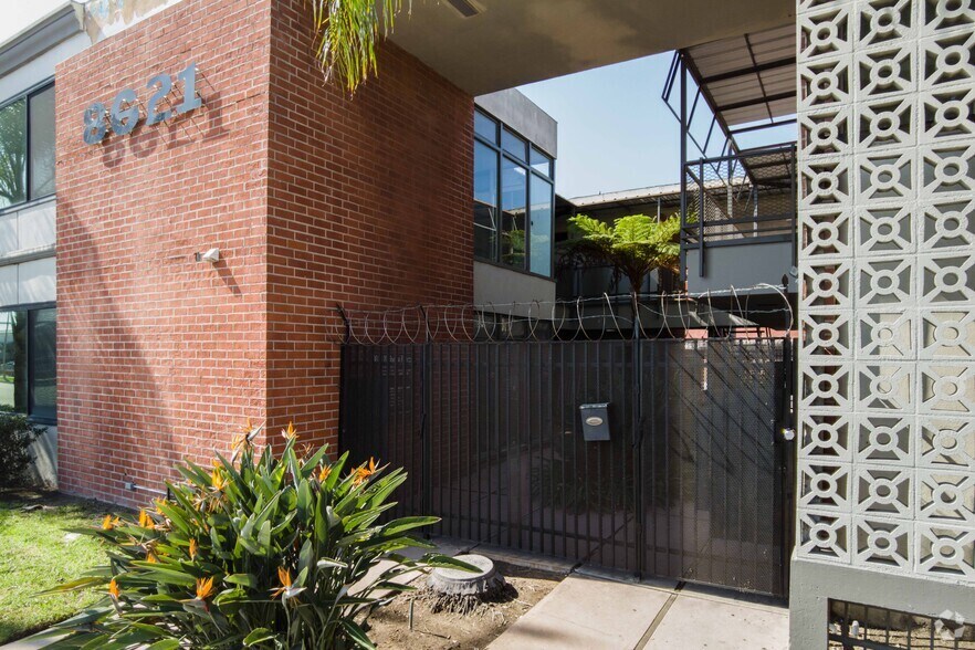 More Photos Of 8621 Bellanca Ave, Los Angeles Office For Sale
