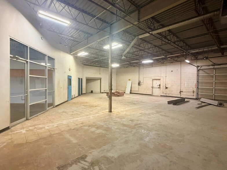 More Photos Of 9797-10161 E Admiral Pl, Tulsa Showroom For Lease