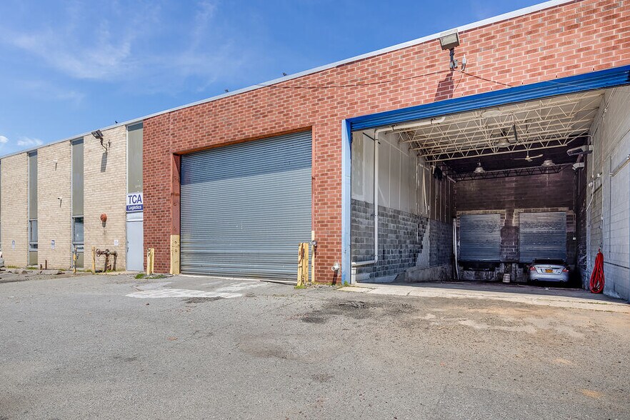 More Photos Of 317 New South Rd, Hicksville Warehouse For Lease