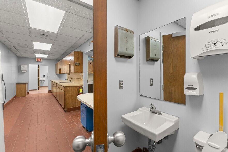 More Photos Of 435 Sumpter rd, Belleville Hospital For Sale