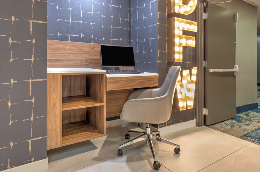 More Photos Of 4850 W John Carpenter Fwy, Irving Hotel For Sale