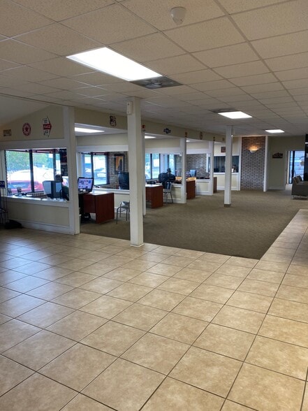 More Photos Of 6353 E Independence Blvd, Charlotte Auto Dealership For Lease