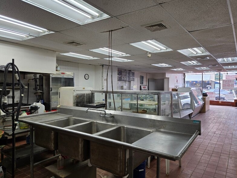 More Photos Of 29 Glen St, Glen Cove Storefront Retail Office For Lease