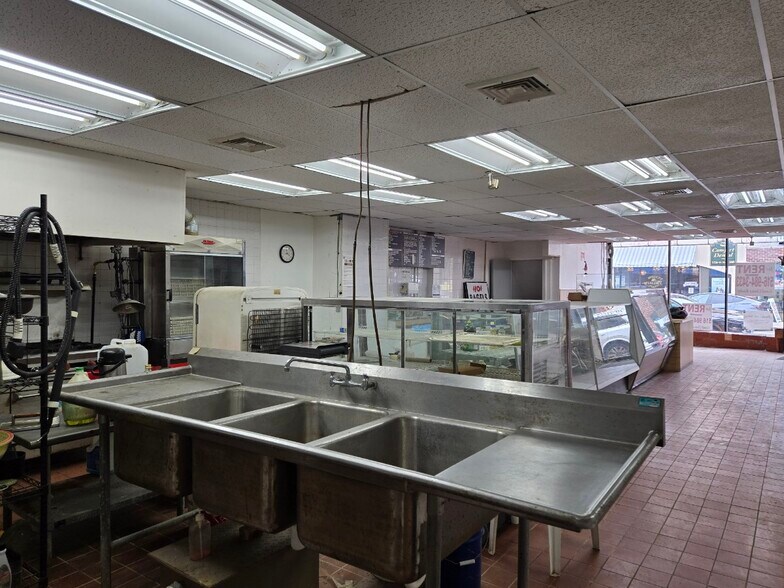 More Photos Of 29 Glen St, Glen Cove Storefront Retail Office For Lease