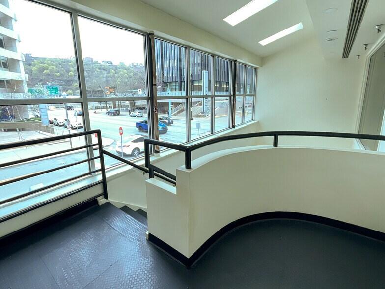 More Photos Of 100 Stanwix St, Pittsburgh Office For Sale