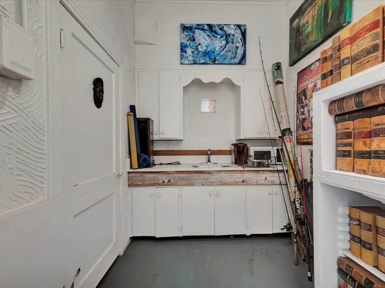 More Photos Of 132 Nacogdoches St, Center Storefront Retail Residential For Sale