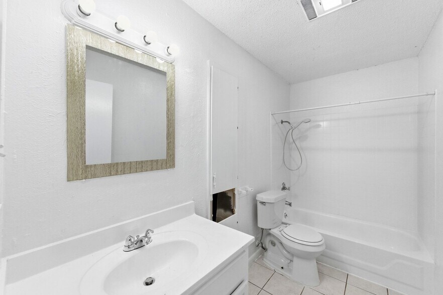 More Photos Of 5619 Jacaranda Dr, Austin Multifamily For Sale