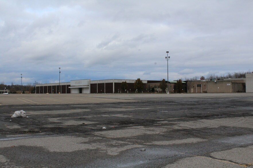 More Photos Of 6929 Williams Rd, Niagara Falls Freestanding For Lease