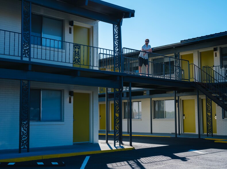 More Photos Of 310 SE Dorion, Pendleton Hotel For Sale