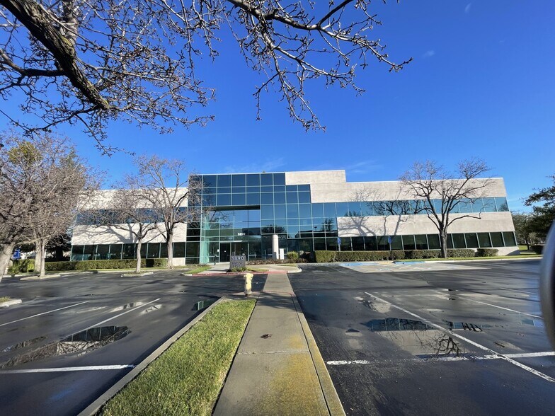 More Photos Of 5890 Stoneridge Dr, Pleasanton Medical For Lease