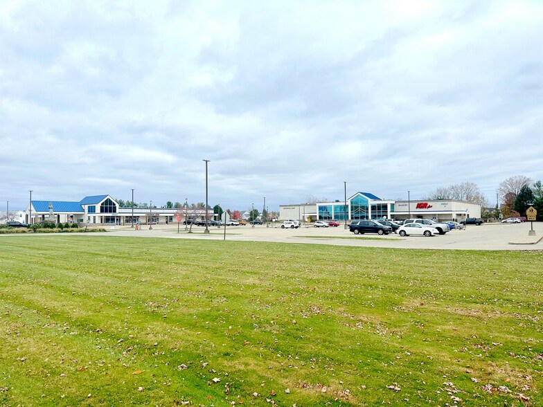 More Photos Of 530-552 N Center St, LaGrange Unknown For Lease