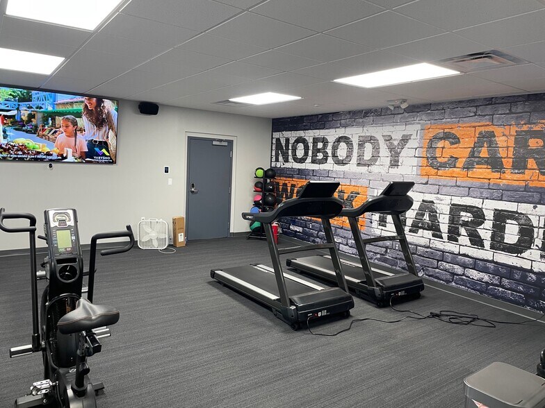 More Photos Of 3500 W 11 Mile Rd, Berkley Light Manufacturing For Lease