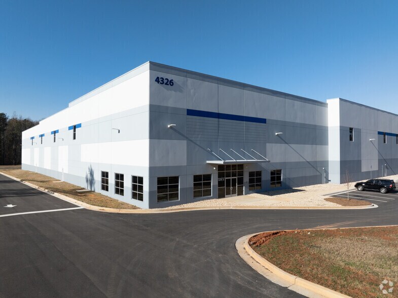 More Photos Of 4326 Avery Dr, Flowery Branch Distribution For Lease