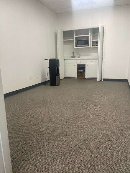 More Photos Of 312 E Illinois Ave, Midland Office For Lease