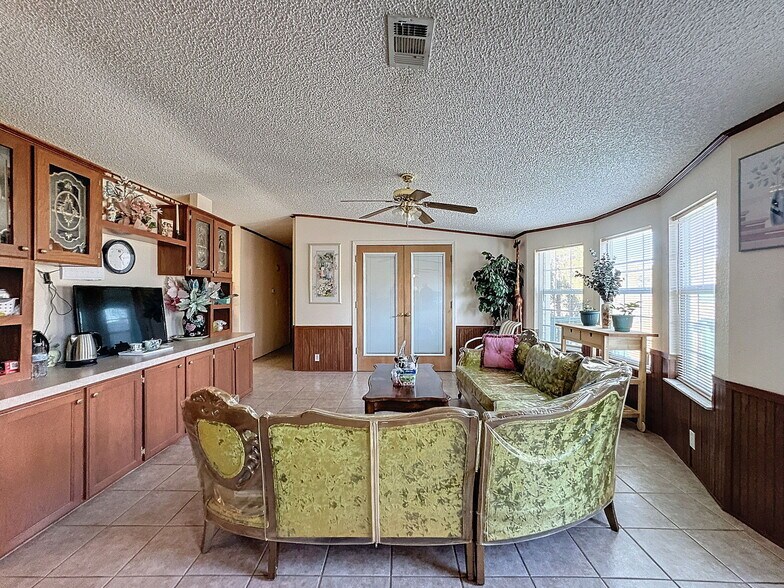 More Photos Of 15525 Shady Hills Rd, Spring Hill Restaurant For Sale