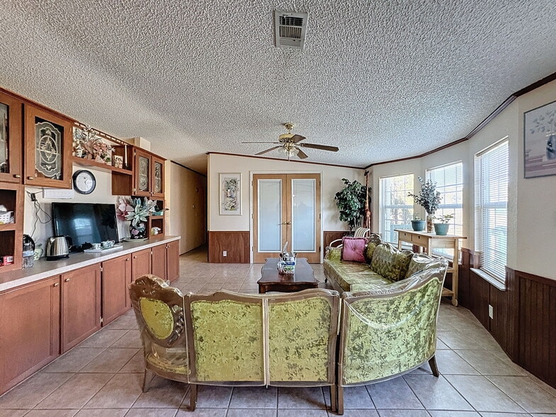 More Photos Of 15525 Shady Hills Rd, Spring Hill Restaurant For Sale