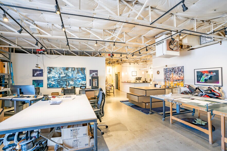 More Photos Of 2005 Wall St, Dallas Showroom For Lease