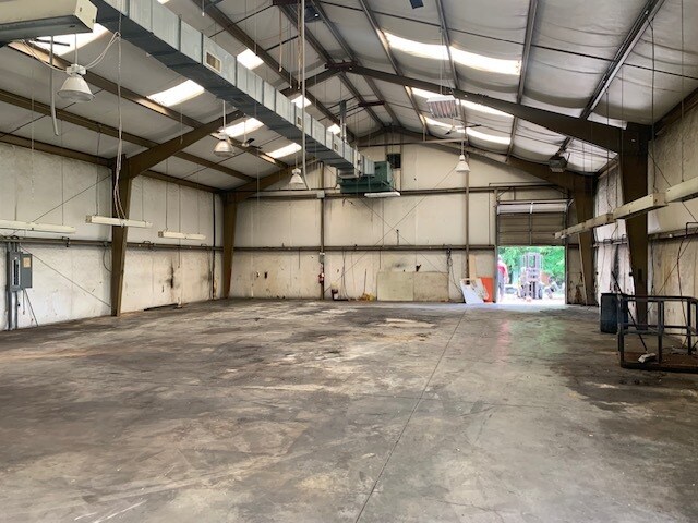 More Photos Of 118 Pride Dr, Simpsonville Warehouse For Lease